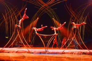 Amaluna Cirque du Soleil, Uneven bars