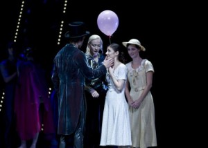 Carsten Jung as Liliom and Alina Cojocaru as Julie in Hamburg Ballett's LILIOM by John Neumeier - Photo by Holger Badekow.