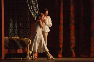 Guillaume Côté and Elena Lobsanova in Romeo and Juliet
