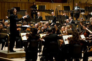 The London Philharmonic Orchestra with Principal Conductor Vladimir Jurowski in the Royal Festival Hall (Photo © Richard Cannon)
